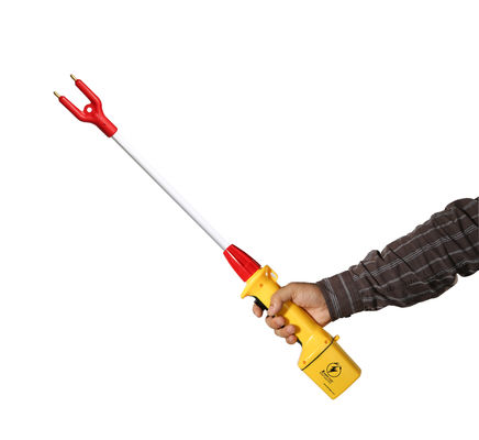 Long 9000V Electric Cattle Prod Batteries Operated Stock Prod 84cm Shaft For Sheep